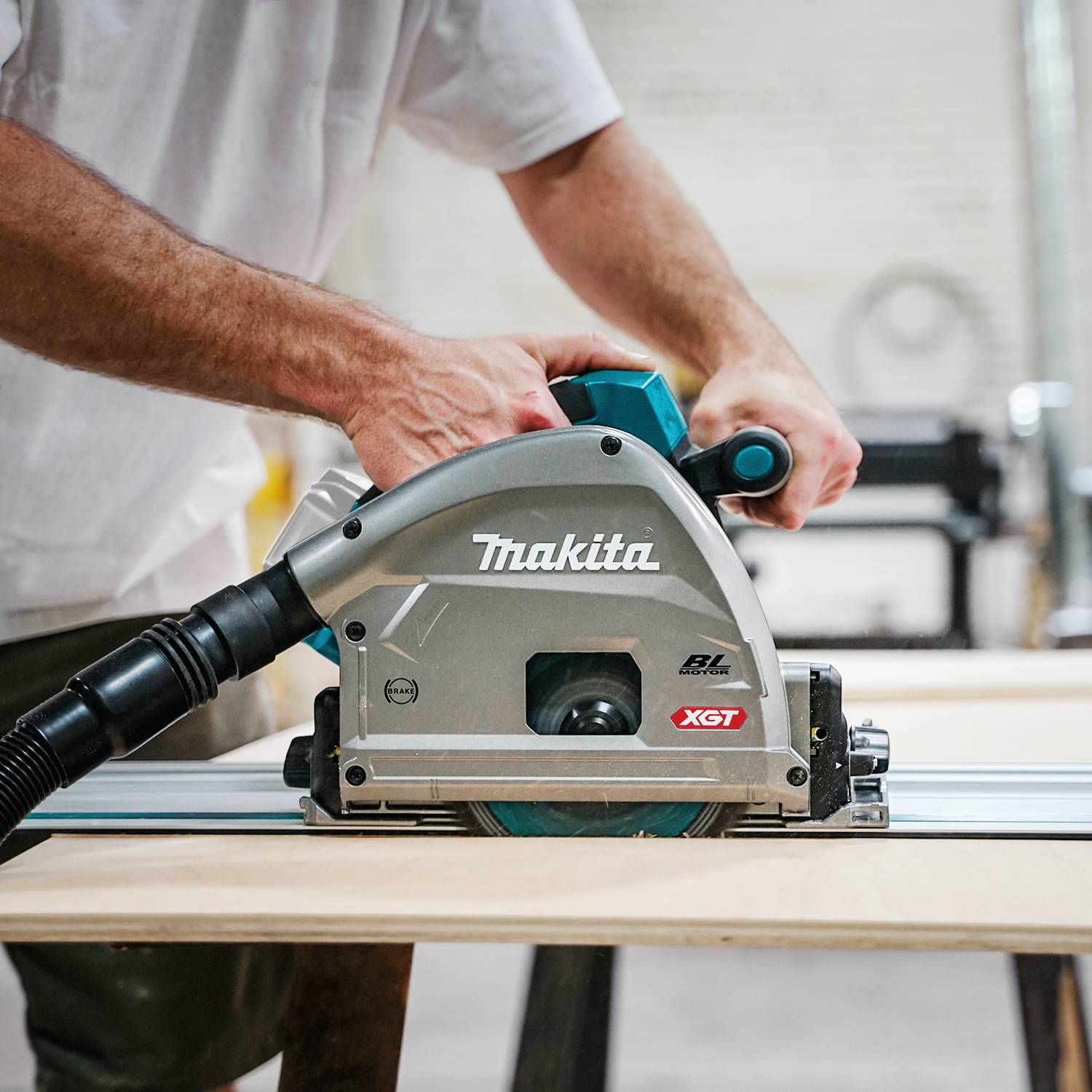 Makita 6-1/2" 40V Plunge Cut Circular Saw Brushless Motor w/ 5 Ah Starter
